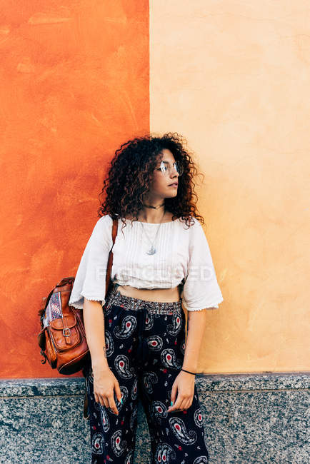 Femme posant contre un mur bicolore, Milan, Italie — Photo de stock