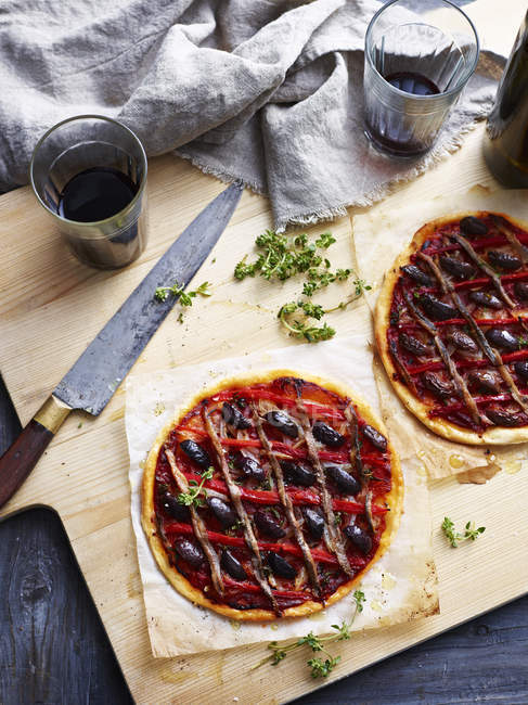 Top view of Pissaladiere pizzas on serving board — Stock Photo