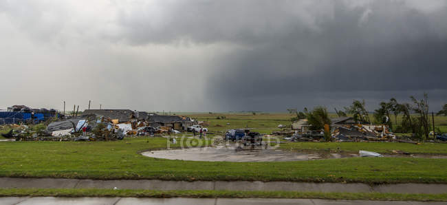 Buildings, trees and vehicles damaged after tornado, Elk City, Oklahoma, USA — Stock Photo