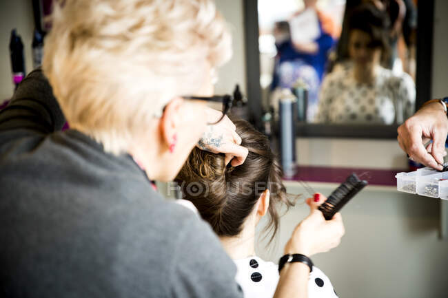 Donna che lavora in parrucchiere eccentrico — Foto stock