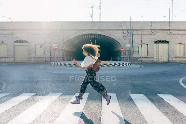 Mulher usando travessia de pedestres, Milão, Itália — Fotografia de Stock