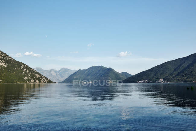 Vista panoramica sulle montagne e sulla baia di Kotor, Montenegro — Foto stock