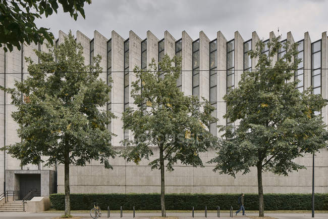 Vista lejana de los árboles y edificio del Consejo Regional, Dijon, Borgoña, Francia - foto de stock