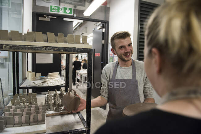 Ceramisti in studio d'arte ceramica discussione sullo scaffale — Foto stock