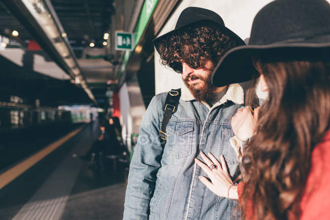 Молода пара стоїть на залізничній платформі — стокове фото