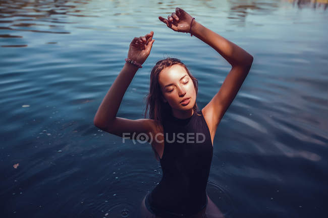 Porträt einer Frau im Badeanzug, die im Wasser steht — Stockfoto