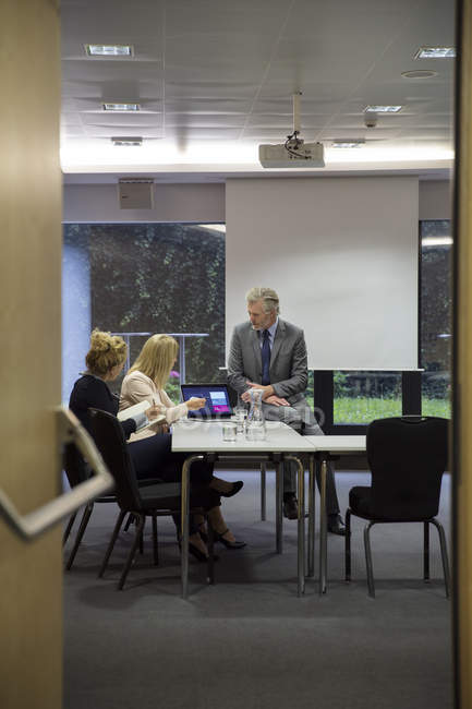 Колеги проводять зустріч у конференц-залі — стокове фото