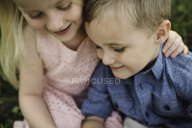 Крупним планом хлопчик і дівчинка сидять разом — стокове фото