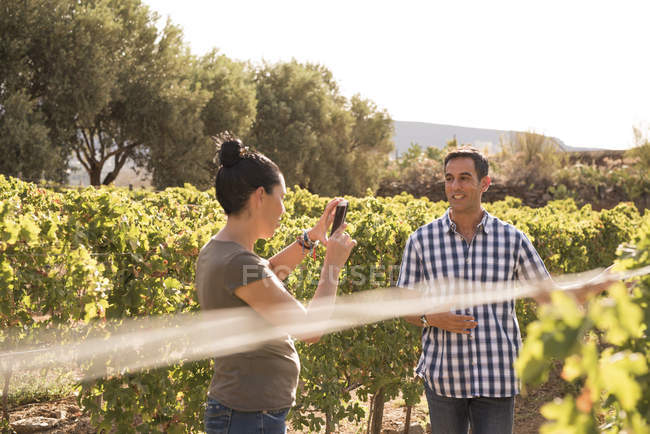 Зріла жінка фотографує винороб у винограднику, Лас-Пальмас, Гран-Канарія, Іспанія — стокове фото