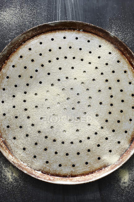 Поднос для выпечки пиццы, вид сверху — стоковое фото
