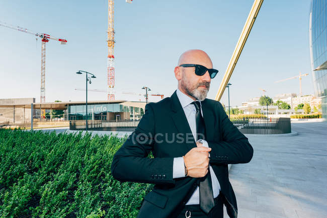 Homme d'affaires mature marchant à l'extérieur, Milan, Lombardie, Italie, Europe — Photo de stock
