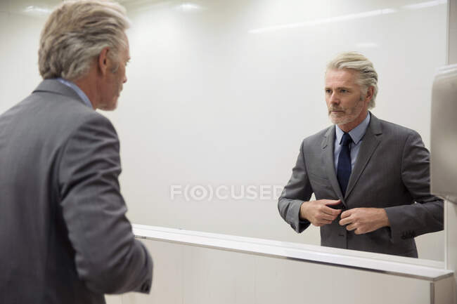 Image miroir de l'homme regardant dans le miroir — Photo de stock