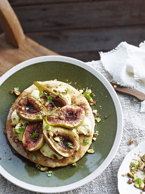 Fig and mascarpone pizza on plate, elevated view — Stock Photo