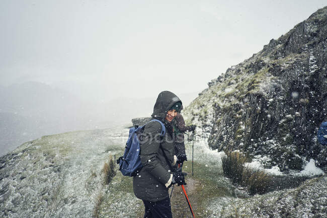 Excursionistas en montaña, Coniston, Cumbria, Reino Unido - foto de stock