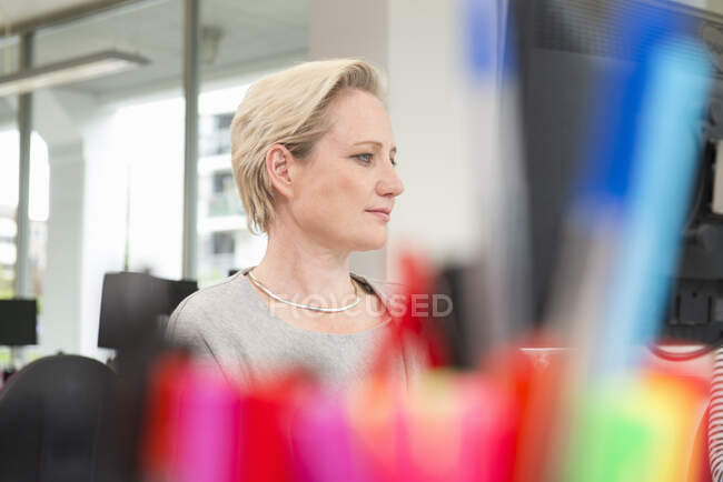 Woman working at computer — Stock Photo