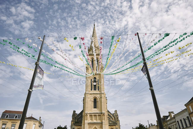 Vista de baixo ângulo de bunting de Eglise Notre-Dame bell tower, Bergerac, Aquitaine, França — Fotografia de Stock