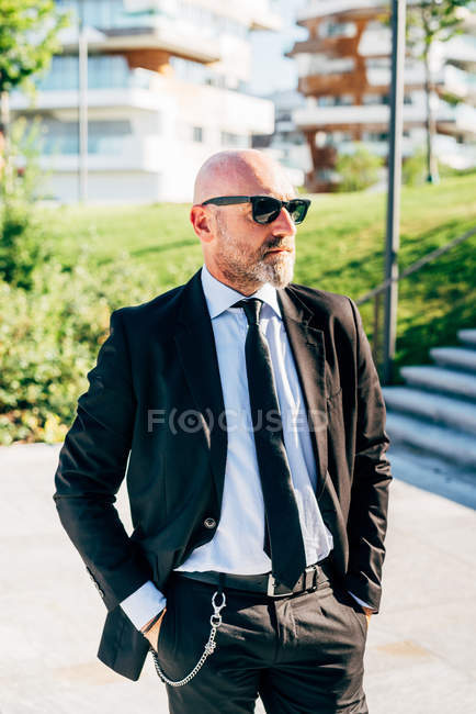 Retrato de empresário maduro em óculos de sol ao ar livre — Fotografia de Stock