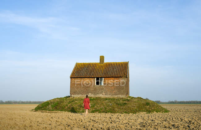 Woman walking to old house, Dordrecht, Holanda Meridional, Países Bajos, Europa - foto de stock
