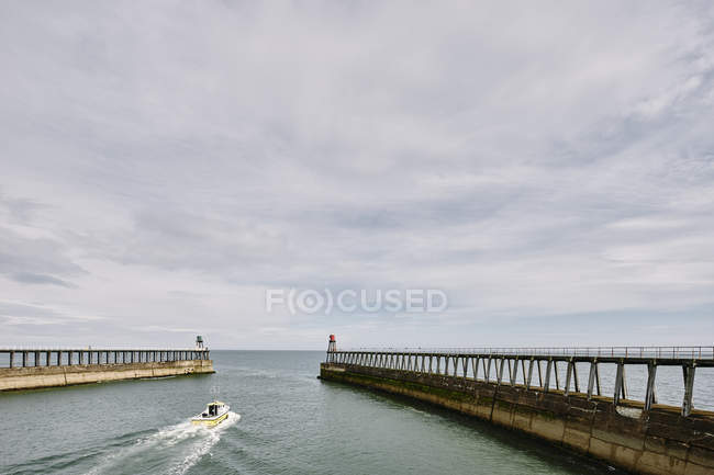 Boat heading towards sea, Whitby, North Yorkshire, England — Stock Photo
