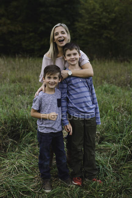 Мать и сыновья наслаждаются на открытом воздухе — стоковое фото