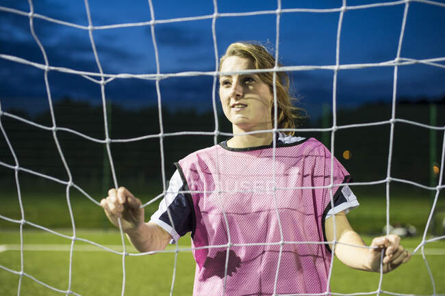 Jugadora de fútbol femenino, Hackney, East London, Reino Unido - foto de stock