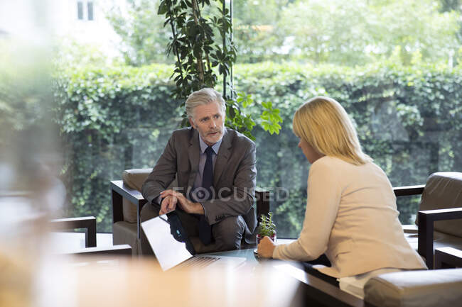Colegas em reunião usando computador portátil — Fotografia de Stock