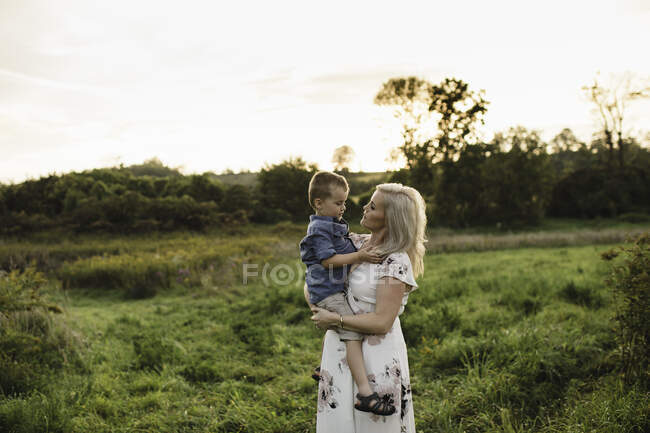Madre azienda figlio in zona rurale — Foto stock