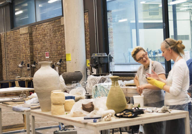 Colleagues in art studio making pottery — Stock Photo