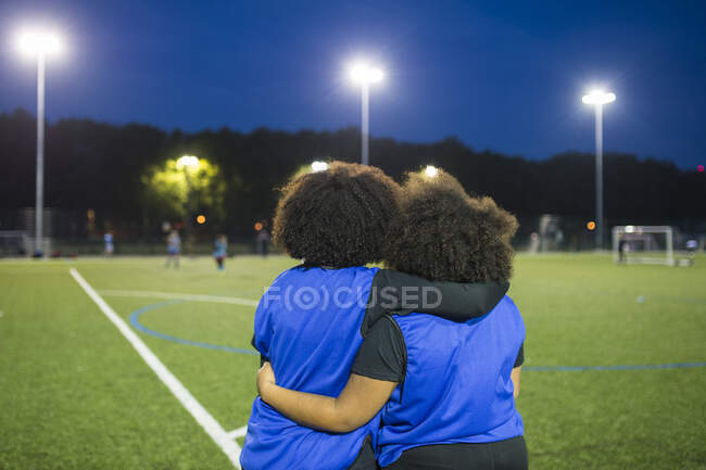 Fußballspielerinnen auf dem Feld, Hackney, East London, Großbritannien — Stockfoto