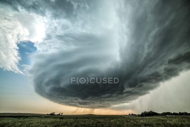 Supercell spinning in open fields, Miltonvale, Kansas, Estados Unidos - foto de stock