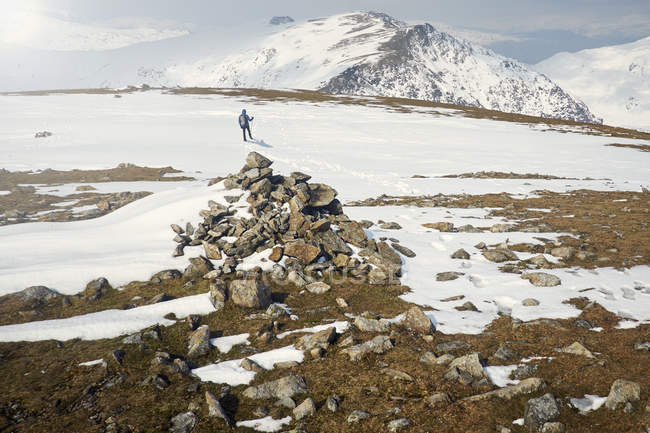 Escursionista sulla montagna innevata, Coniston, Cumbria, Regno Unito — Foto stock