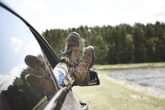 Mulher pés na janela do carro aberto — Fotografia de Stock
