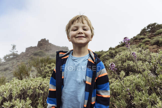 Retrato de lindo niño en el Monte Teide, Tenerife, Islas Canarias - foto de stock