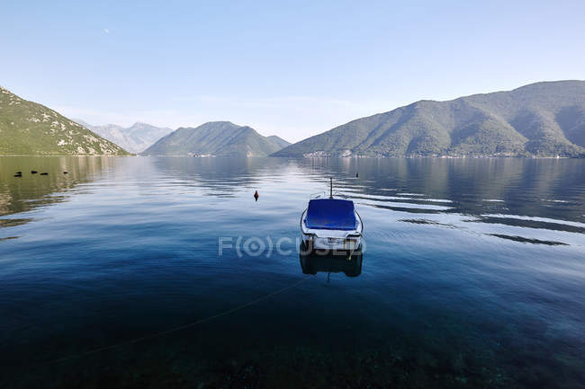 Barco a motor ancorado na Baía de Kotor, Montenegro — Fotografia de Stock