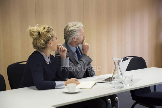 Колеги на зустрічі в конференц-залі, перегляд презентації — стокове фото