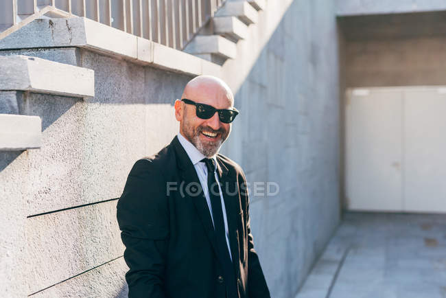 Портрет зрілого бізнесмена, що стоїть поруч з кроками — стокове фото