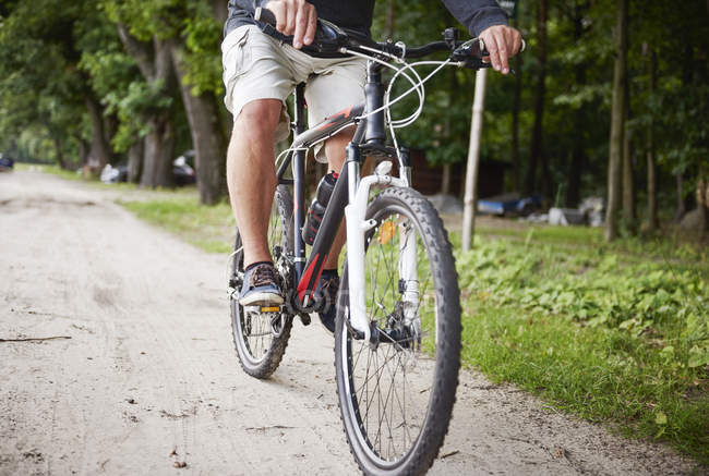 Senior homem de bicicleta ao longo do caminho — Fotografia de Stock