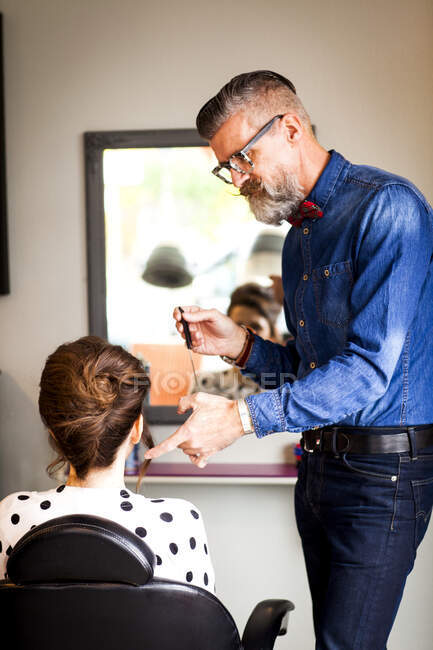 Мужчина, работающий в парикмахерской — стоковое фото