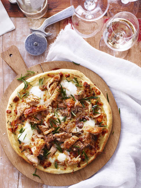 Roast pork and apple pizza on serving board, elevated view — Stock Photo