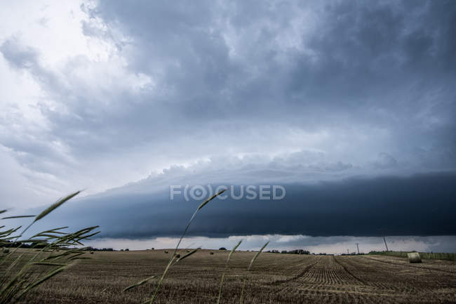 Layered supercell storm over and around wheat fields, Fairview, Oklahoma, USA — Stock Photo