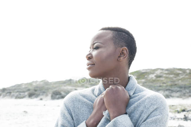Jovem mulher na praia olhando para a vista — Fotografia de Stock
