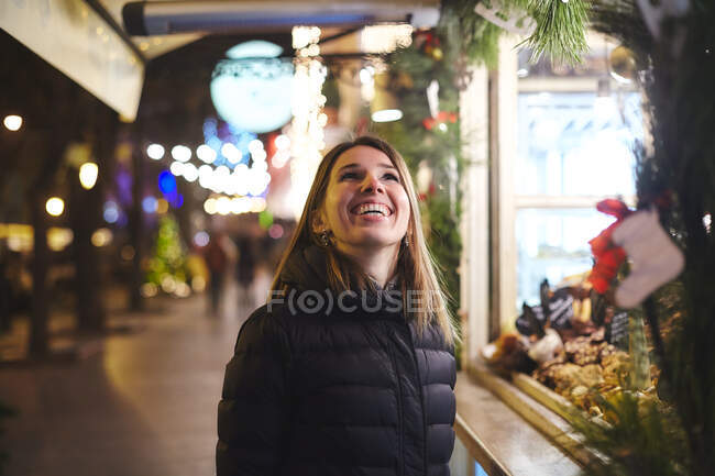 Femme au marché de Noël regardant vers le haut souriant, Odessa, oblast d'Odessa, Ukraine, Europe — Photo de stock