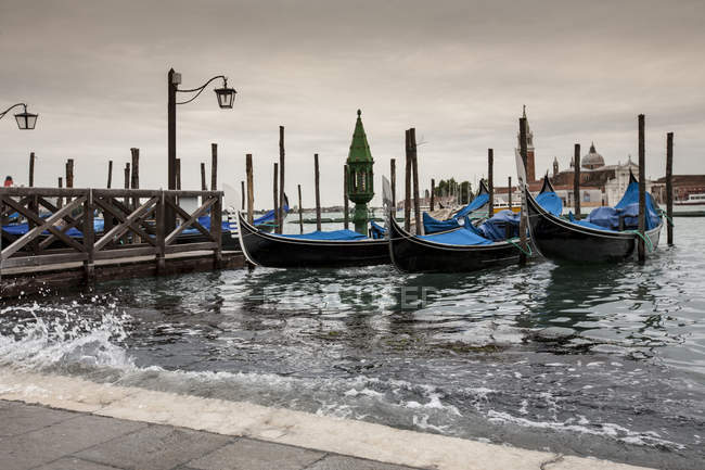 Águas altas subindo até a Praça de São Marcos, Veneza, Itália — Fotografia de Stock