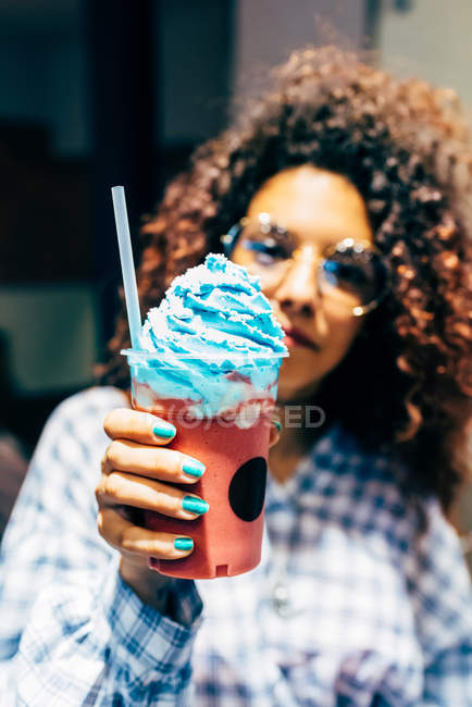 Femme tenant boisson glacée à la main — Photo de stock