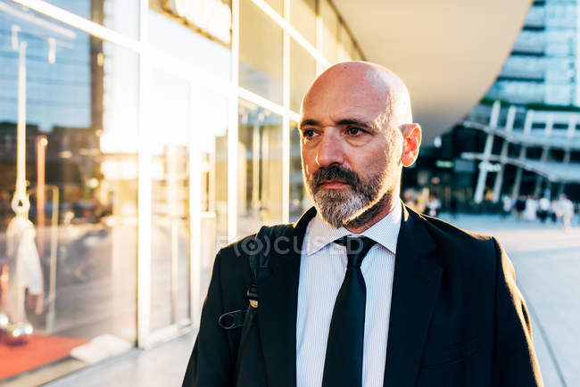 Зрілий бізнесмен стоїть біля будівлі — стокове фото