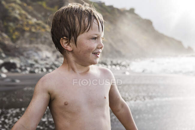 Молодий хлопчик на пляжі, усміхаючись, Санта Крус де Тенерифе, Канарські острови, Іспанія, Європа — стокове фото