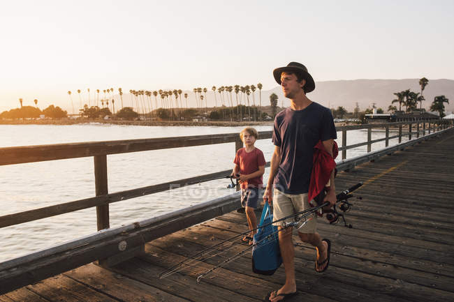 Padre e hijo en muelle con cañas de pescar, Goleta, California, Estados Unidos, América del Norte - foto de stock
