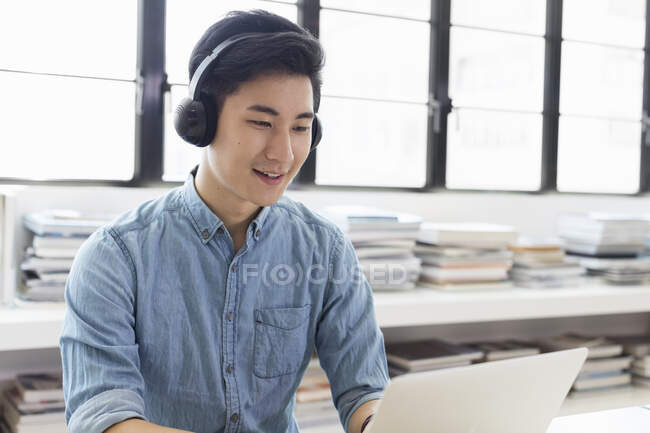 Student working in research library — Stock Photo