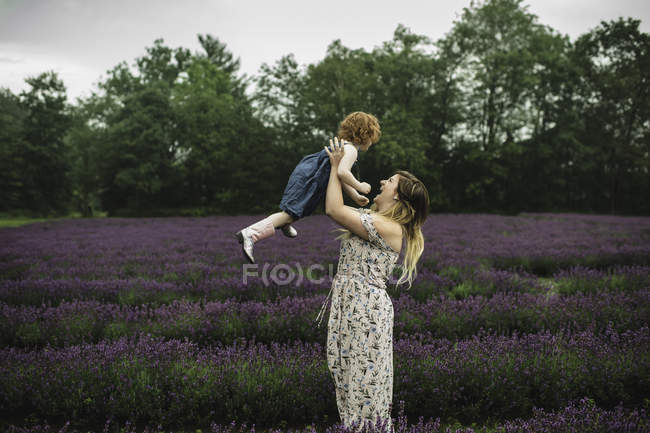 Mother and daughter in lavender field — Stock Photo