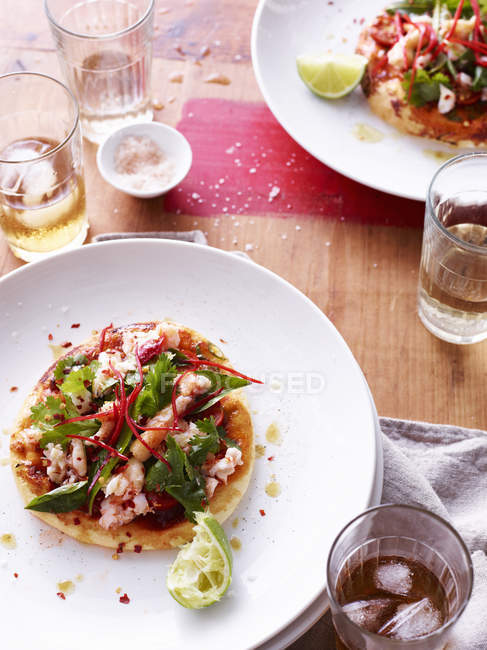 Vista sopraelevata di gustosa pizza al granchio di peperoncino su piatto bianco sul tavolo — Foto stock